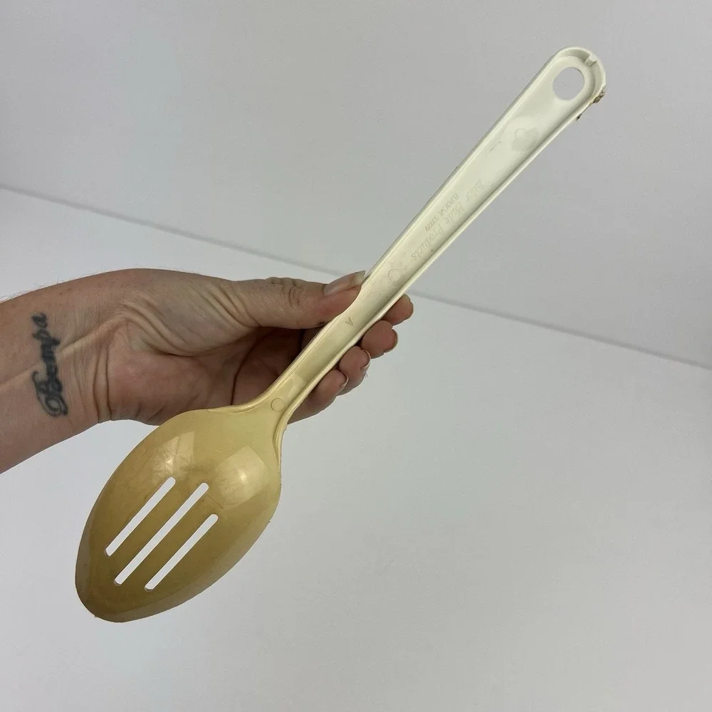 VTG Almond Beige Tailor Made Products Plastic Nylon Utensil Slotted Spoon Flaw‎